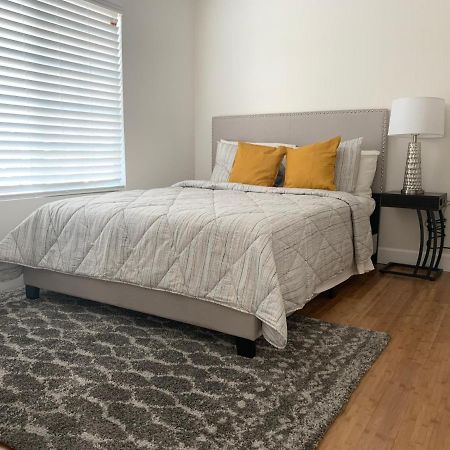 Gated Contemporary 3 Bedroom - 2 Bathroom Home In South La Plus Parking ロサンゼルス エクステリア 写真