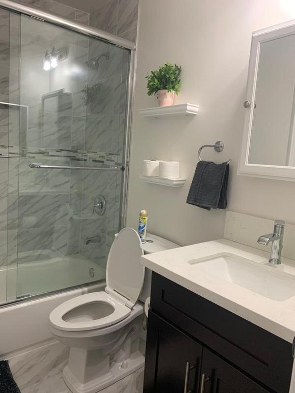 Gated Contemporary 3 Bedroom - 2 Bathroom Home In South La Plus Parking ロサンゼルス エクステリア 写真