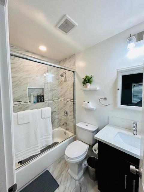 Gated Contemporary 3 Bedroom - 2 Bathroom Home In South La Plus Parking ロサンゼルス エクステリア 写真