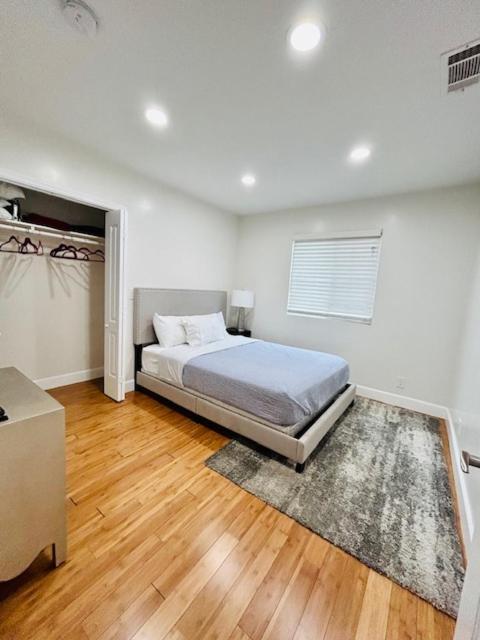 Gated Contemporary 3 Bedroom - 2 Bathroom Home In South La Plus Parking ロサンゼルス エクステリア 写真