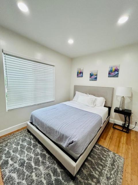 Gated Contemporary 3 Bedroom - 2 Bathroom Home In South La Plus Parking ロサンゼルス エクステリア 写真
